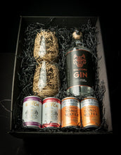 Laden Sie das Bild in den Galerie-Viewer, Wolftown 70cl Gin, Tonic and Glasses Hamper Tray - Wolftown Distillery